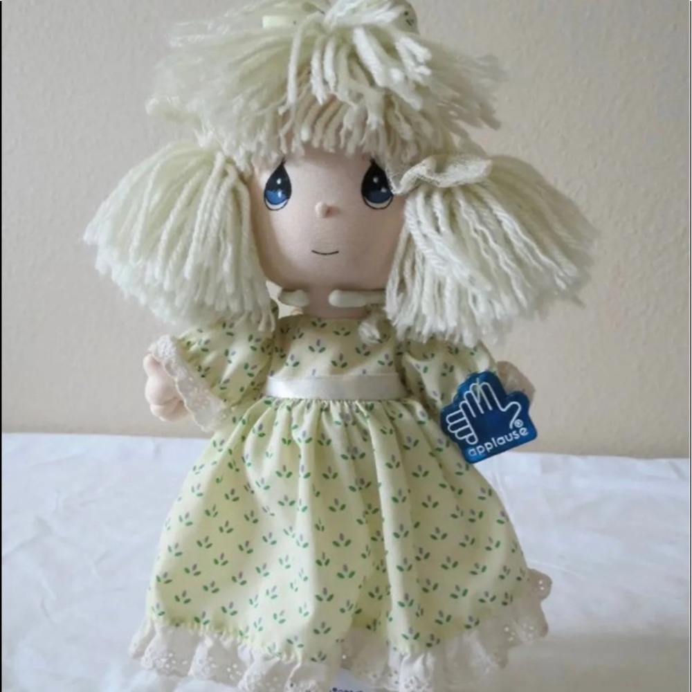 PRECIOUS MOMENTS "APPLAUSE" DOLL OF THE MONTH OF MAY - 1993 - MINDY MODEL #18244